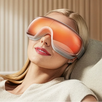 Różowo-złoty inteligentny masażer oczu RENPHO Eyeris 3 na twarzy zrelaksowanej kobiety, widok z przodu.