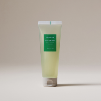 Aromatica Rosemary Scalp Scaling Szampon w półprzezroczystej zielonej tubce, widok z przodu na etykietę.