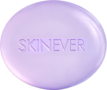 SKINEVER 3A Retinol Collagen Brightening Soap, jasnofioletowa, owalna kostka z wytłoczonym napisem, widok z przodu.