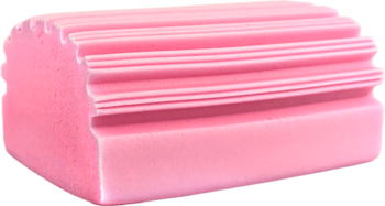 Różowa gąbka do kurzu z rowkami, widok z boku. Skutecznie usuwa pył z domowych powierzchni.