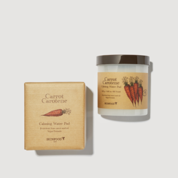 SKINFOOD Carrot Carotene Calming Water Pad: beżowe pudełko i biały słoik z marchwią, widok z przodu i z boku na szarym tle.