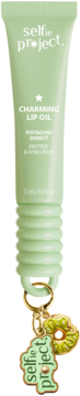 Jasnozielony olejek do ust Selfie Project Charming Lip Oil, z peptydem i hialuronem, ozdobiony zawieszkami.