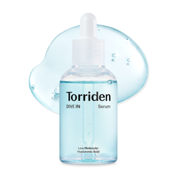 Torriden DIVE IN Serum nawilżające z kwasem hialuronowym w butelce z kroplomierzem, na tle kropli serum.