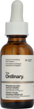 The Ordinary Ethylated Ascorbic Acid 15% Solution w bursztynowej butelce z białą pipetą, widok z przodu.