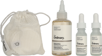 Zestaw The Ordinary: serum na włosy, 2x kwas hialuronowy, do tego białe waciki wielorazowe w siateczce.
