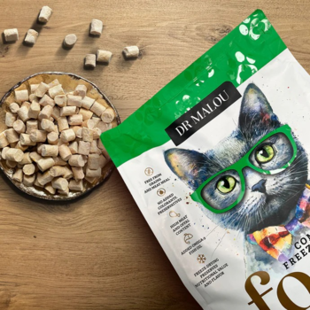 Dr Malou liofilizowana karma dla kota Kurczak z łososiem, worek z kotem w okularach i granulki na drewnie.