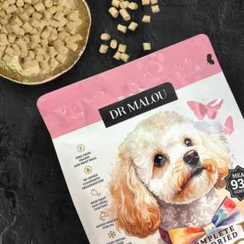 Widok z góry: różowo-czarna paczka Dr Malou karmy liofilizowanej dla szczeniąt, kaczka, mleko kozie, chrupki.