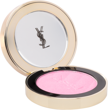 Otwarty puder do różu Yves Saint Laurent w złotym kompakcie, z pudrowym, różowym różem z wytłoczonym logo YSL.