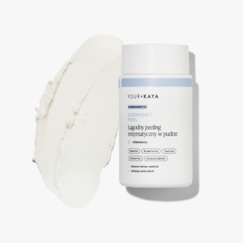 Biała butelka YOUR•KAYA COMFORT PEEL, łagodnego peelingu enzymatycznego w pudrze, z grubym białym śladem emulsji w tle.