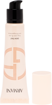 Armani Skin Tint podkład o długotrwałej formule, w beżowej tubce z pompką, obok leży zakrętka.