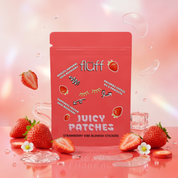 Fluff Juicy Patches Strawberry Vibe, różowa saszetka plasterków na niedoskonałości, truskawkowy design, z przodu.