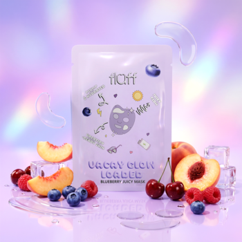 Fluff Blueberry Juicy Mask, biała saszetka z fioletowym wzorem, otoczona jagodami, brzoskwiniami i lodem.