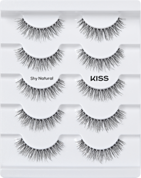 Widok z góry na 5 par rzęs KISS So Natural Shy Natural w białym opakowaniu, semi-matte, naturalne.