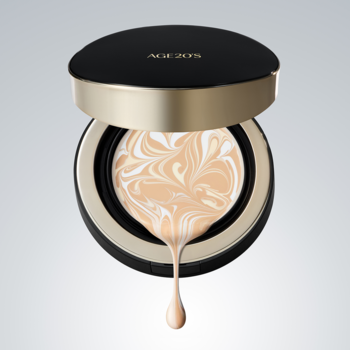 Podkład Age20's Signature Essence Pact Intense Cover SPF 50, otwarty, z beżowo-białą marmurkową formułą i kroplą.