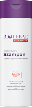 Biała butelka szamponu Biotebal Hair Boost z purpurową nakrętką, z formułą Growth Activ stymulującą wzrost włosów.