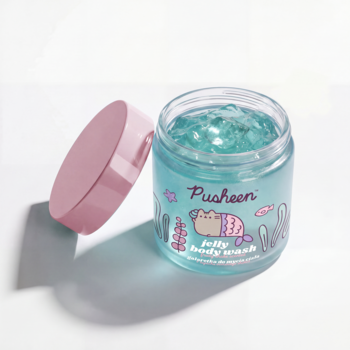 Pusheen Jelly Body Wash w przezroczystym słoiku z błękitną galaretką i różową nakrętką obok, syrenka na etykiecie.