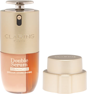 Clarins Double Serum Foundation, złoty-brązowy fluid do twarzy z pompką, widok z przodu, obok złota nakrętka.