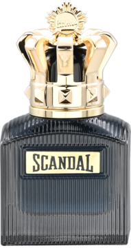 Męska woda perfumowana Scandal w ciemnej, żebrowanej butelce ze szkła, ze złotym korkiem w kształcie korony. Widok frontalny.