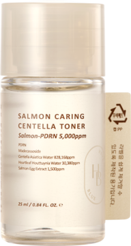 Mały tonik Salmon Caring Centella Toner 25ml w przezroczystej butelce, z opakowaniem, część zestawu podróżnego.