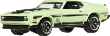 Jasnozielony model Ford Mustang Mach 1 z czarnymi pasami na masce i bokach, ujęcie z przodu i boku.