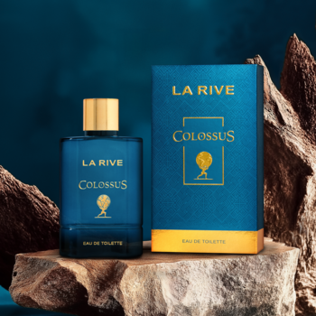 LA RIVE COLOSSUS EDT ambrowo-drzewna, granatowa butelka i pudełko, widok z przodu na kamiennym tle.