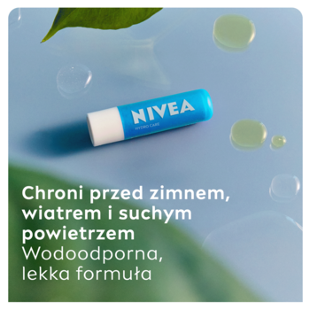 Niebieska pomadka NIVEA Hydro Care SPF15 na tle kropli wody i liści. Napis: 'Chroni przed zimnem i suchym powietrzem'.