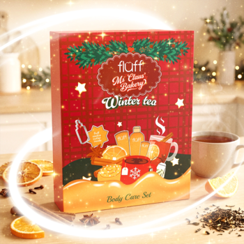 Czerwony zestaw Fluff My Sweet Bakery Winter Tea, 3 kosmetyki do ciała, widok z przodu, na tle kuchni.