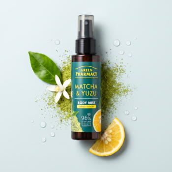 Mgiełka do ciała Green Pharmacy Matcha Yuzu, brązowa butelka z atomizerem, otoczona yuzu na jasnoniebieskim tle.