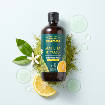 Green Pharmacy Matcha & Yuzu żel pod prysznic, brązowa butelka z zieloną etykietą, wśród yuzu, matchy i liści, widok z góry.