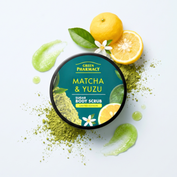 Słoik cukrowego peelingu Matcha & Yuzu Green Pharmacy, otoczony cytrusami, zielonym proszkiem i żelem, widok z góry.