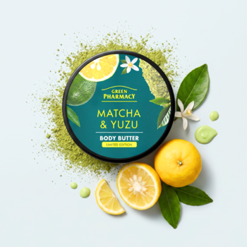 Green Pharmacy Matcha & Yuzu Body Butter w ciemnozielonym słoiczku, otoczony proszkiem matcha i owocami yuzu, widok z góry.