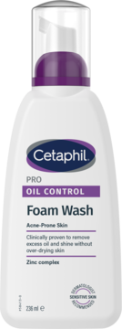Biała butelka Cetaphil PRO OIL CONTROL Pianka do mycia twarzy, z fioletową etykietą, do skóry trądzikowej i wrażliwej, widok z przodu.