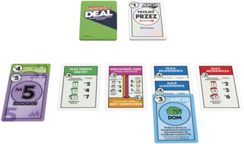 Gra karciana Monopoly Deal: zielone pudełko, talia i rozłożone kolorowe karty nieruchomości, akcji, pieniędzy.
