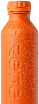 Pomarańczowy bidon z wodą, pokryty kroplami, z wytłoczonym napisem REFRESH i logo kropli.
