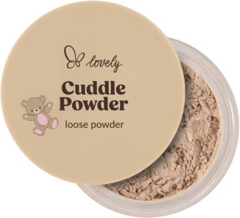 Lovely Cuddle Powder, puder sypki w beżowym opakowaniu z grafiką misia, częściowo otwarte, ukazuje jasny proszek.