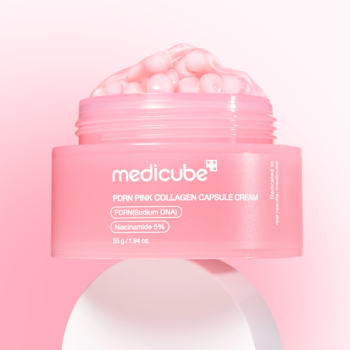 Medicube PDRN Pink Collagen Capsule Cream: otwarty, różowy słoik z widocznymi perłowymi kapsułkami na tle gradientu.