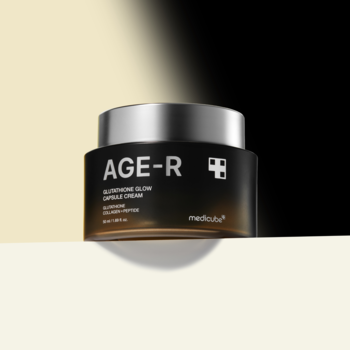 Przeciwzmarszczkowy krem do twarzy AGE-R Glutathione Glow Capsule, czarny słoik, srebrna pokrywka, widok z przodu.