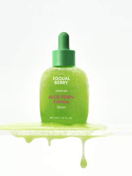 Kojące serum Eqqualberry Aloe PDRN Calming Serum, matowa zielona butelka z kroplomierzem, rozlana zielona ciecz.