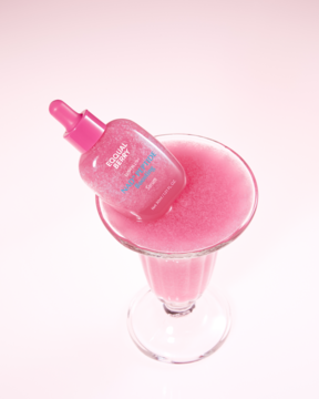 Różowe serum nawilżające Roseal Berry Skin Drops z zakraplaczem, w szklanym kieliszku z różową pianką, widok z góry.