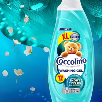 Butelka żelu Coccolino Wonder Wash Speed Clean, niebieski płyn, do krótkich cykli, pływające kwiaty.