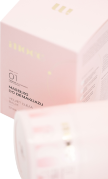 Różowe pudełko Moee Velvet Clean Balm, masło do demakijażu, z częściowo widocznym rozmytym opakowaniem.
