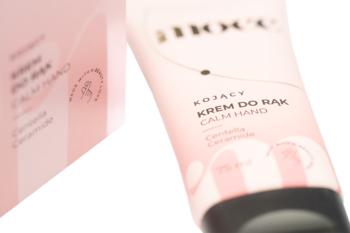Moee Calm Hand kojący krem do rąk z Centella Ceramide, różowa tubka 75ml, widok pod kątem.