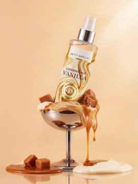 Mgiełka Betty Barclay Caramel Vanilla w butelce, w pucharku z kremem i sosem karmelowym, z cukierkami.