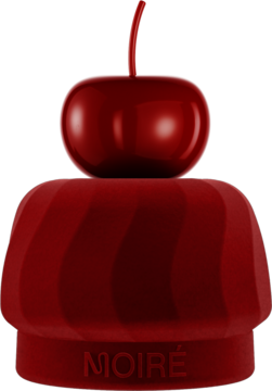 Czerwona butelka wody perfumowanej Bake My Cherry, z wiśniowym korkiem i falistą podstawą, na czarnym tle.