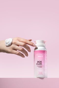 AFFECT Rose Cloud pianka oczyszczająca w butelce z pompką, ręka z pianką w kształcie róży, różowe tło.
