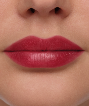 Zbliżenie na usta z długotrwałym tintem Bourjois Stain in Love w odcieniu jagodowej czerwieni.