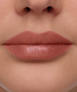 Zbliżenie na usta z długotrwałym tintem Bourjois Stain in Love, jasny nude z subtelnym połyskiem.