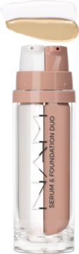 NAM Serum & Foundation Duo. Podwójna butelka z beżowym podkładem i białym serum. Widoczne swatche na górze.