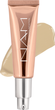 Nawilżający podkład do twarzy MAM Hydra Infuse Serum w różowo-złotej tubce z pompką, widok z przodu z beżowym swatche'em.