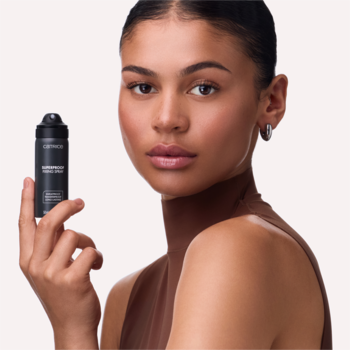 Kobieta trzyma czarne, cylindryczne serum HYALURONIC GLOW z białym napisem na jasnym tle.